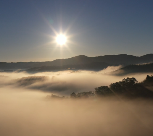 日照山峰雾霭浓