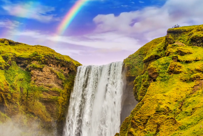 美丽至极的瀑布彩虹