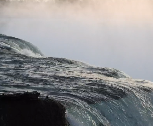 飞流直下三千尺，疑是银河落九天